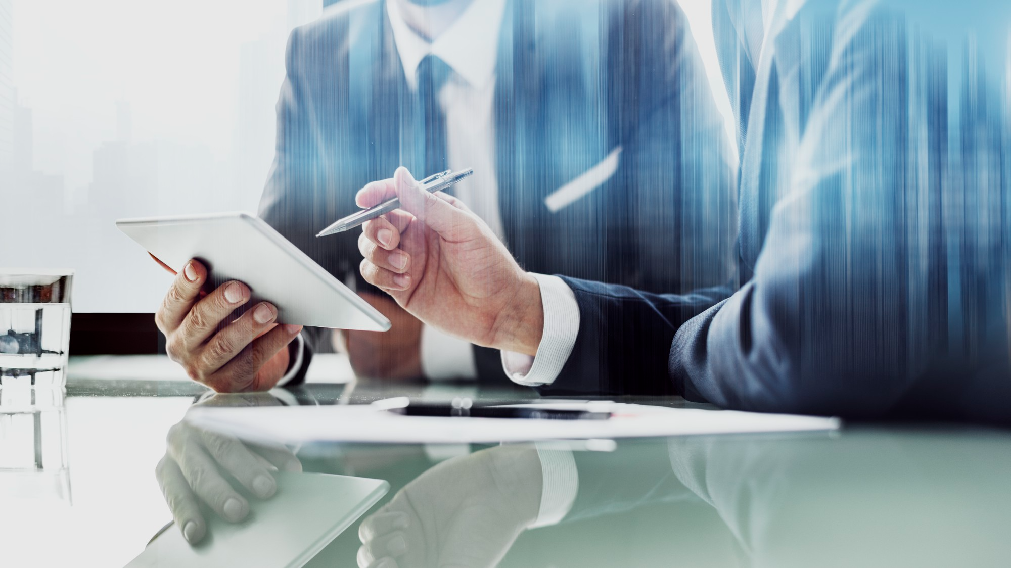 Profesional trabajando con tablet y documentos